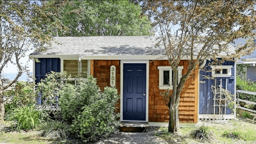 Gorgeous Tiny Summer House by the Sea.