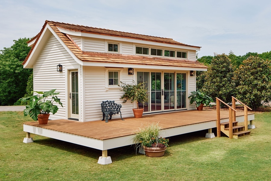 White Tiny House, Romantic Love Nest