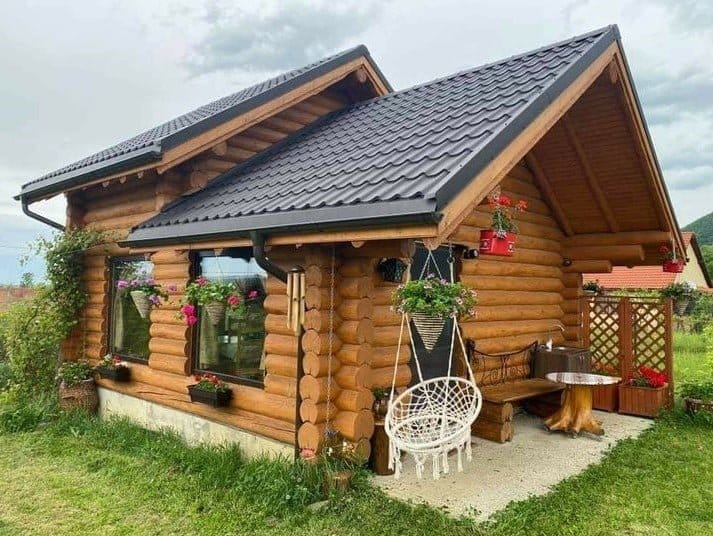 10 Cute and Rustic Tiny Log Cabin Designs