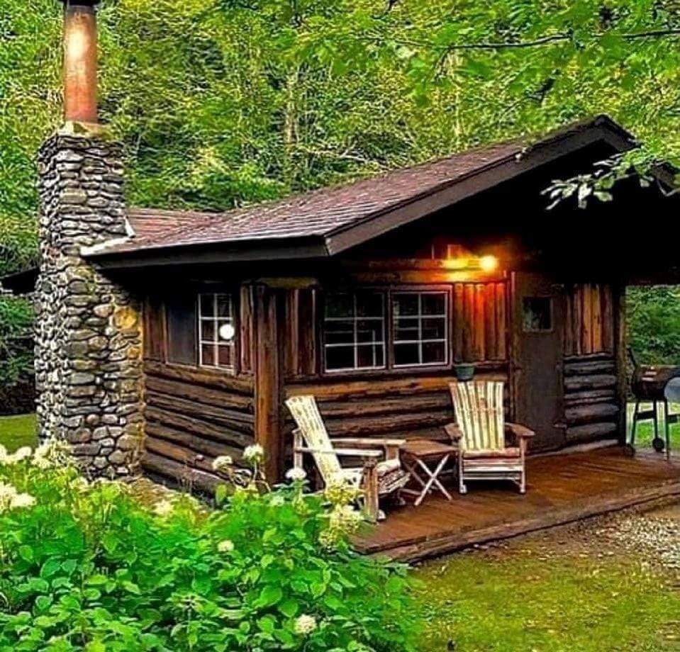 10 Cute and Rustic Tiny Log Cabin Designs