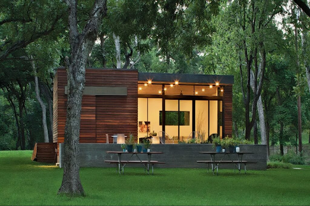 Modern Small House with Lake View in Texas Looks Great