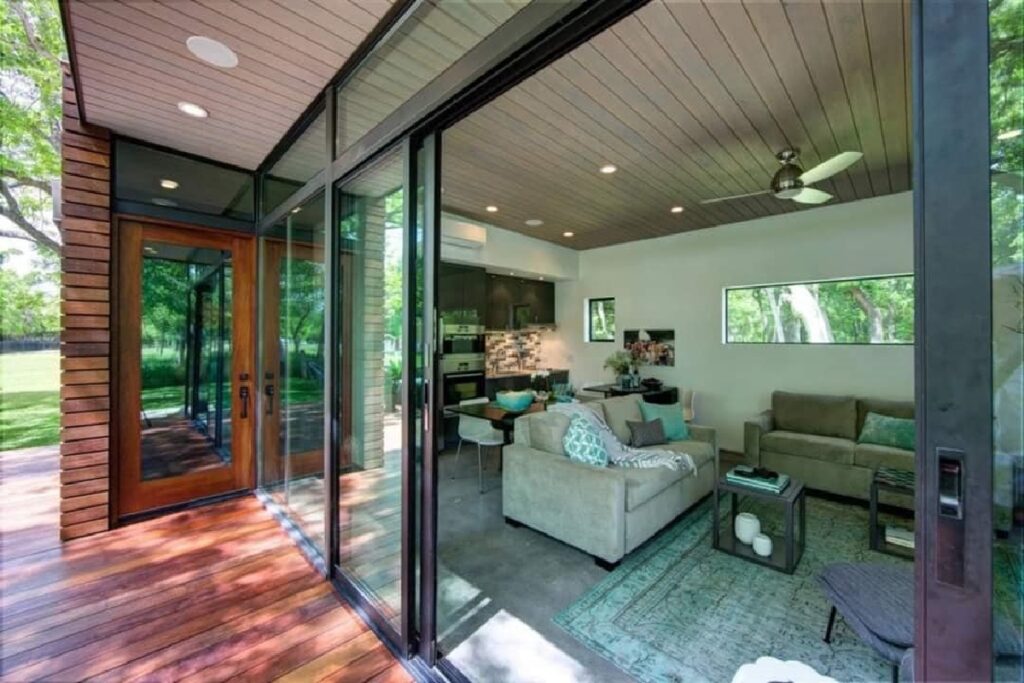 Modern Small House with Lake View in Texas Looks Great