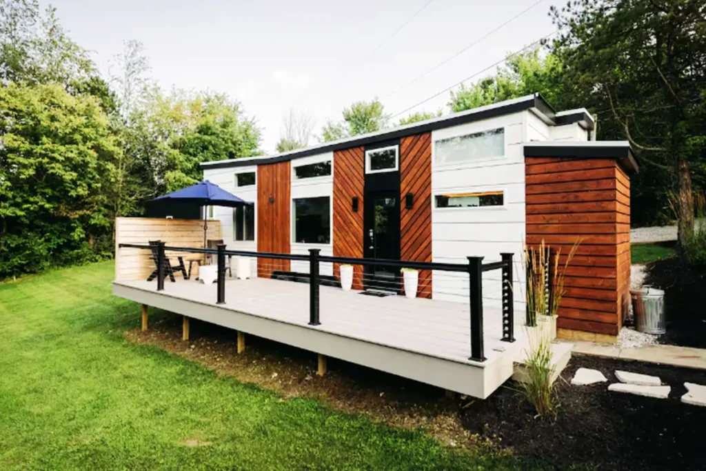 25m2 Stylish Mobile Tiny House Example: Unique Minimalist Lifestyle in the Amish Community